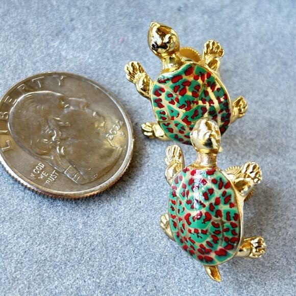 Lovely Vintage Green & Red Enamel Turtle Screw-back Earrings Gold-tone - Picture 9 of 16